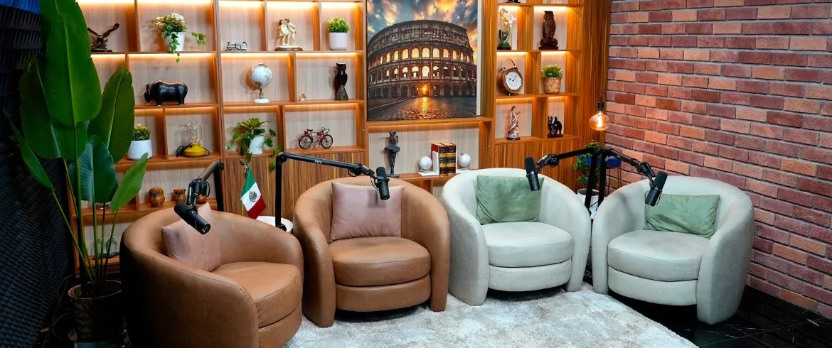 Estudio de podcast Foortuna Media en Roma Sur, CDMX — foros profesionales con micrófonos y multicámara